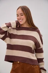 Sweater de tejido de punto con diseño de rayas horizontales anchas en color marrón y beige, de corte holgado, cuello redondo y mangas largas.