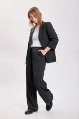Pantalón de vestir de corte recto y tiro alto, con diseño de pinzas en la cintura y bolsillos laterales.