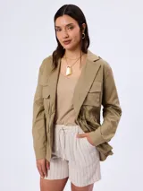 Campera cazadora de estilo safari color verde militar, con múltiples bolsillos con solapa en el frente, cuello solapa y cordón ajustable en la cintura.