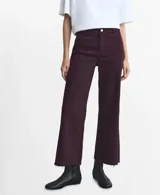 Jeans color bordó, de corte wide leg y tiro medio, con bolsillos laterales y traseros, y terminación sin dobladillo en los tobillos.