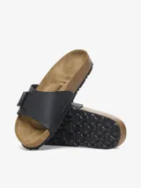 Sandalia Birkenstock Catalina, color negro, con hebilla metálica ajustable y plantilla anatómica de corcho y látex.