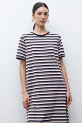 Vestido midi de manga corta con estampado de rayas horizontales en tonos azul marino, blanco y marrón. Presenta cuello redondo y una abertura lateral en el ruedo.