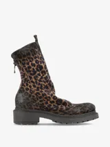 Bota corta de caña media con estampado animal print de leopardo, confeccionada en cuero con acabado desgastado. Presenta cierre lateral y suela de goma robusta con plataforma dentada.