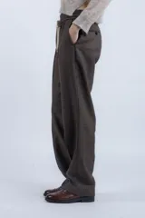 Pantalón de vestir a cuadros marrones y grises, de corte recto y tiro alto, con cintura elástica ajustable con cordón.