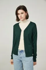 Cárdigan color beige con escote en V y cierre frontal con botones.