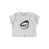 Remera corta blanca de algodón con estampado de labios con dientes de oro.