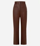 Pantalón recto de cintura alta confeccionado en poliuretano simil cuero marrón, con trabillas en la cintura, bolsillos delanteros y cierre tradicional.