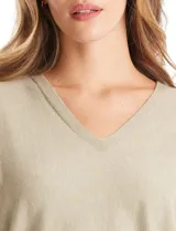 Buzo tejido de hilado fino color rosado, con escote en V, mangas tres cuartos y diseño estilo dolman.
