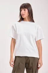 Remera blanca de algodón de corte recto y mangas cortas.