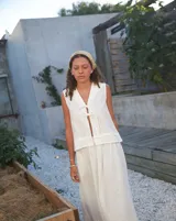 Par de aros colgantes de bronce y alpaca con diseño abstracto calado.