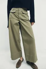 Pantalón culotte de tiro alto en color verde militar. Presenta bolsillos frontales de plastrón con solapa, cierre frontal con cremallera y botón, y diseño de pierna ancha con dobladillo marcado.