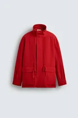 Parka de corte regular confeccionada en tejido técnico repelente al agua. Presenta cuello subido ajustable con cordón, cierre frontal con cremallera oculta por solapa con botones a presión, bolsillos de plastrón con solapa en la cadera y cintura ajustable con cordón. Incluye un forro interior acolchado desmontable.