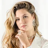 Aros colgantes plateados con diseño abstracto de círculos entrelazados.