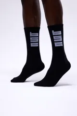Medias negras con logo blanco en el tobillo.