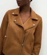 Campera estilo biker de gamuza sintética color verde militar, con cierre frontal asimétrico, cuello con solapas y botones de presión metálicos.