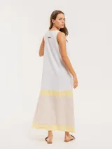 Vestido largo color blanco con franjas horizontales en amarillo y beige, de lino, con escote en V y bolsillos laterales.