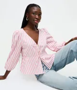 Blusa de tricolina con diseño de rayas blancas y rosadas, escote en V, mangas 3/4 abullonadas, abotonado frontal y lazo ajustable en la cintura.