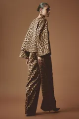 Blusa de corte holgado con estampado animal print de leopardo, escote redondo, mangas largas amplias y diseño recto.