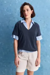 Remera blanca de algodón con escote en V y mangas cortas, de calce amplio y cómodo.