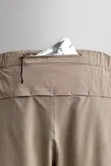 Short deportivo Zara Athleticz modelo Boulder 9", color beige, confeccionado en tejido técnico ligero y elástico. Cuenta con cintura elástica ajustable con cordón interior, bolsillos frontales y aberturas laterales en el bajo.