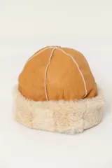 Gorro de borrego azul marino.