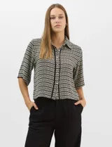 Camisa de corte holgado y silueta recta con estampado geométrico bicolor de eslabones. Presenta cuello camisero clásico, mangas cortas amplias y cierre frontal con botones y vivos a contratono.