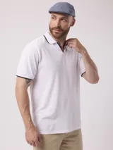 Remera azul con cuello polo y mangas cortas con ribete blanco.