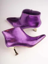 Botines plateados de cuero sintético con punta fina y tacón de aguja.