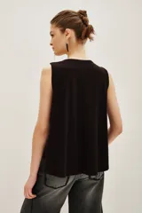 Musculosa negra de algodón, sin mangas y con escote redondo.