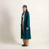 Bata clásica verde inglés con bolsillos y tela capitoneada.