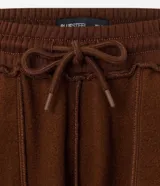 Pantalón jogger de corte holgado confeccionado en tejido fleece color beige, con cintura elástica y puños ajustados en el bajo. Cuenta con bolsillos laterales.