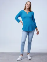 Blusa azul de tejido piqué, marca Ruby Rd. Tiene cuello redondo, escote en V y aplique metálico dorado.