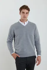 Sweater amarillo de tejido suave tipo cashmere, con escote en V.