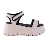 Sandalias con plataforma color blanco hueso, con tiras anchas en empeine y tobillo, con detalles en charol negro.