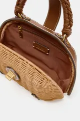 Bolso rígido tipo bandolera de mimbre trenzado en tono natural, con detalles en cuero sintético marrón, asa superior trenzada y cierre metálico dorado.