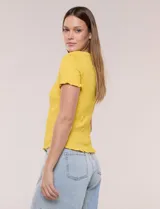 Blusa de calce al cuerpo con textura elastizada fruncida y diseño de rombos, cuello redondo de terminación ondulada, mangas cortas y ruedo con acabado ondulado.