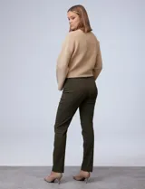 Pantalón de gabardina elastizada color beige, marca Zac & Rachel, corte slim, con pretina con pasadores, botón y cierre. Delantera con tres bolsillos y trasera con bolsillos ojal.