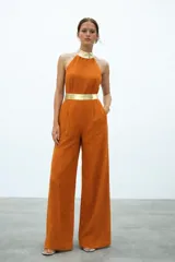 Mono color ladrillo con cuello halter y faja dorada desmontable.