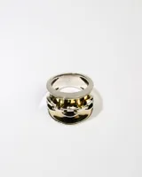 Anillo plateado con detalles dorados, con diseño de tres aros unidos por eslabones.