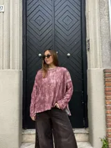 Sweater holgado de punto con efecto acid wash, cuello redondo y mangas largas.