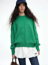 Sweater de tejido de punto en color rosa claro con motas de colores, de corte holgado, cuello redondo y mangas largas con hombros caídos.