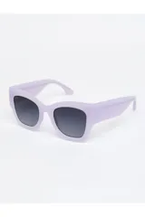 Lentes de sol Tiwi modelo Mayfair, con montura cuadrada de acetato color lila brillante y lentes degradadas en tono azulado.