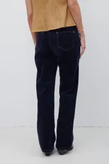 Pantalon de corte recto confeccionado en pana, con cintura media y cierre frontal.