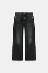 Jeans de tiro medio con corte relajado y diseño de cinco bolsillos. Presenta trabillas en la cintura, cierre frontal con cremallera y botón metálico, con un acabado de lavado desgastado.
