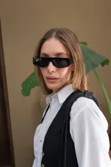 Lentes de sol rectangulares color negro con marco grueso.