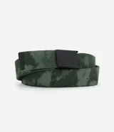 Cinturón ajustable de poliéster con estampado camuflado en tonos verdes y hebilla metálica negra de tipo caimán.