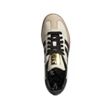 Championes Adidas Samba Og color beige con detalles en negro y suela de goma marrón.