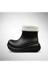 Botas de lluvia tipo gomón en color beige, con plataforma, orificios decorativos en la parte superior del empeine y reborde superior de corderito sintético blanco.