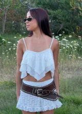 Short blanco de tela texturada con diseño de volados en el ruedo y calce cómodo.