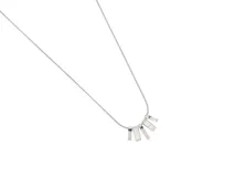 Collar plateado de acero con cadena fina y dije de barritas rectangulares de nácar.